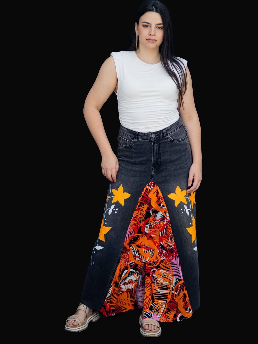 Falda de Jean Negra Intervenida con Tela Estampada y Pintada a Mano