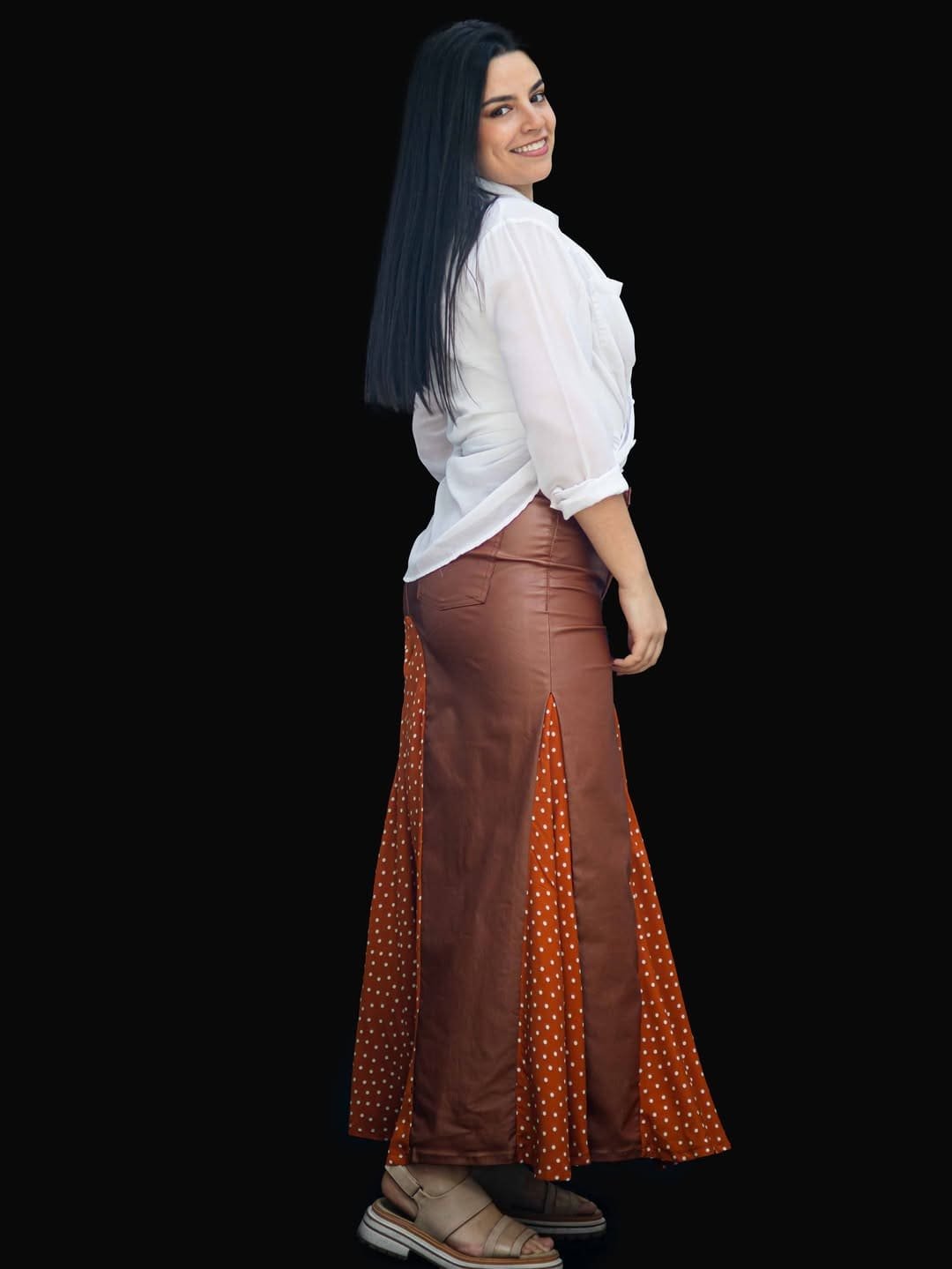 Falda en Eco Cuero Marrón Intervenida con Tela a Lunares